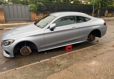 Roban las ruedas de un Mercedes en la puerta de la casa del dueño y lo dejan sujeto a cajas de refresco