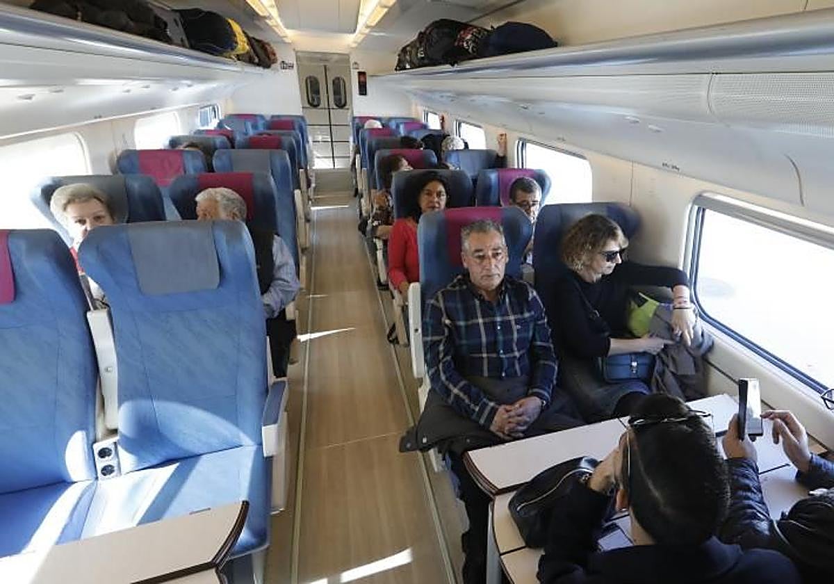 Pasajeros en la estación de Santa Justa de Sevilla a la espera de coger sus trenes
