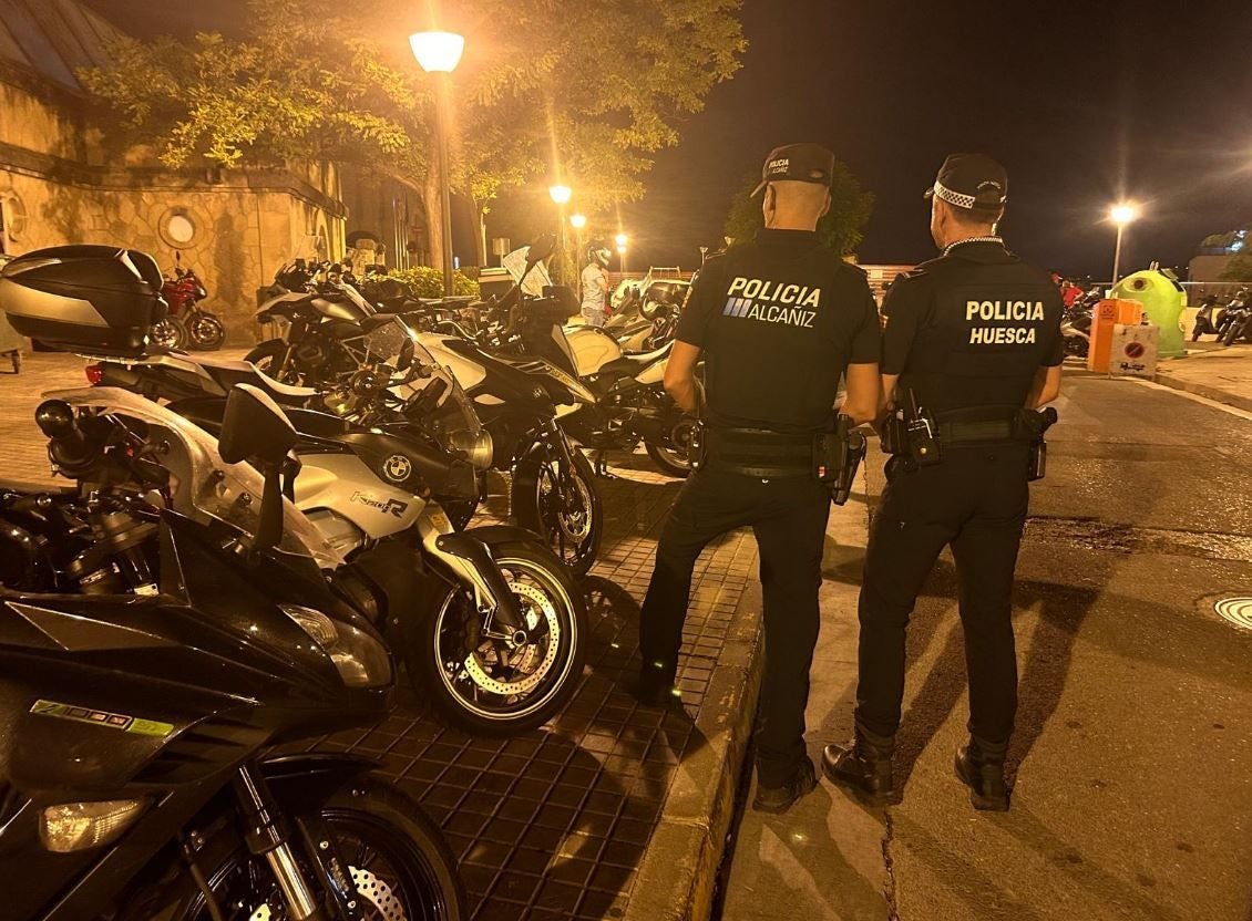Dos agentes de la Policía Local de Huesca en una imagen de archivo