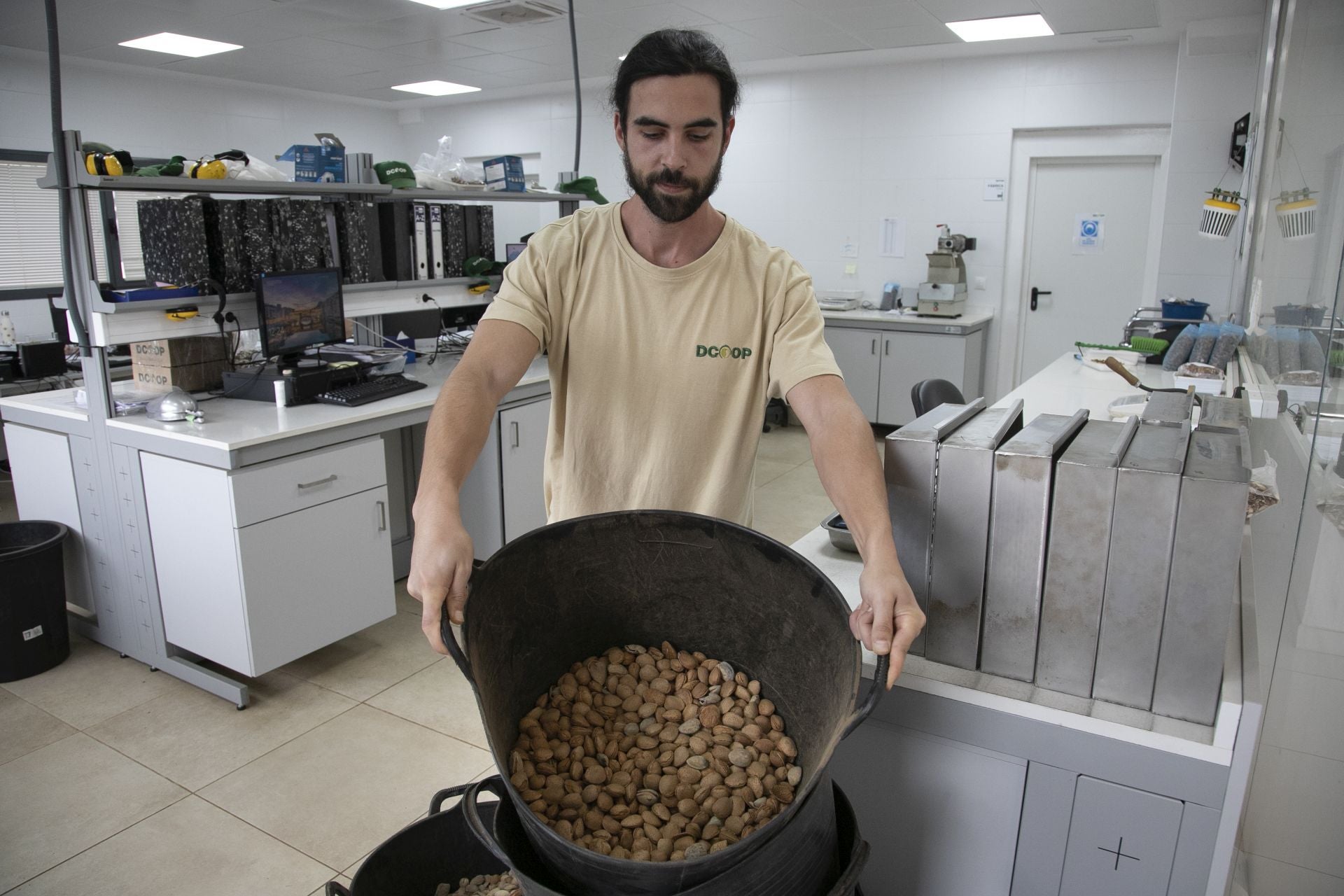La imponente planta de almendras de Dcoop en Villarrubia, en imágenes