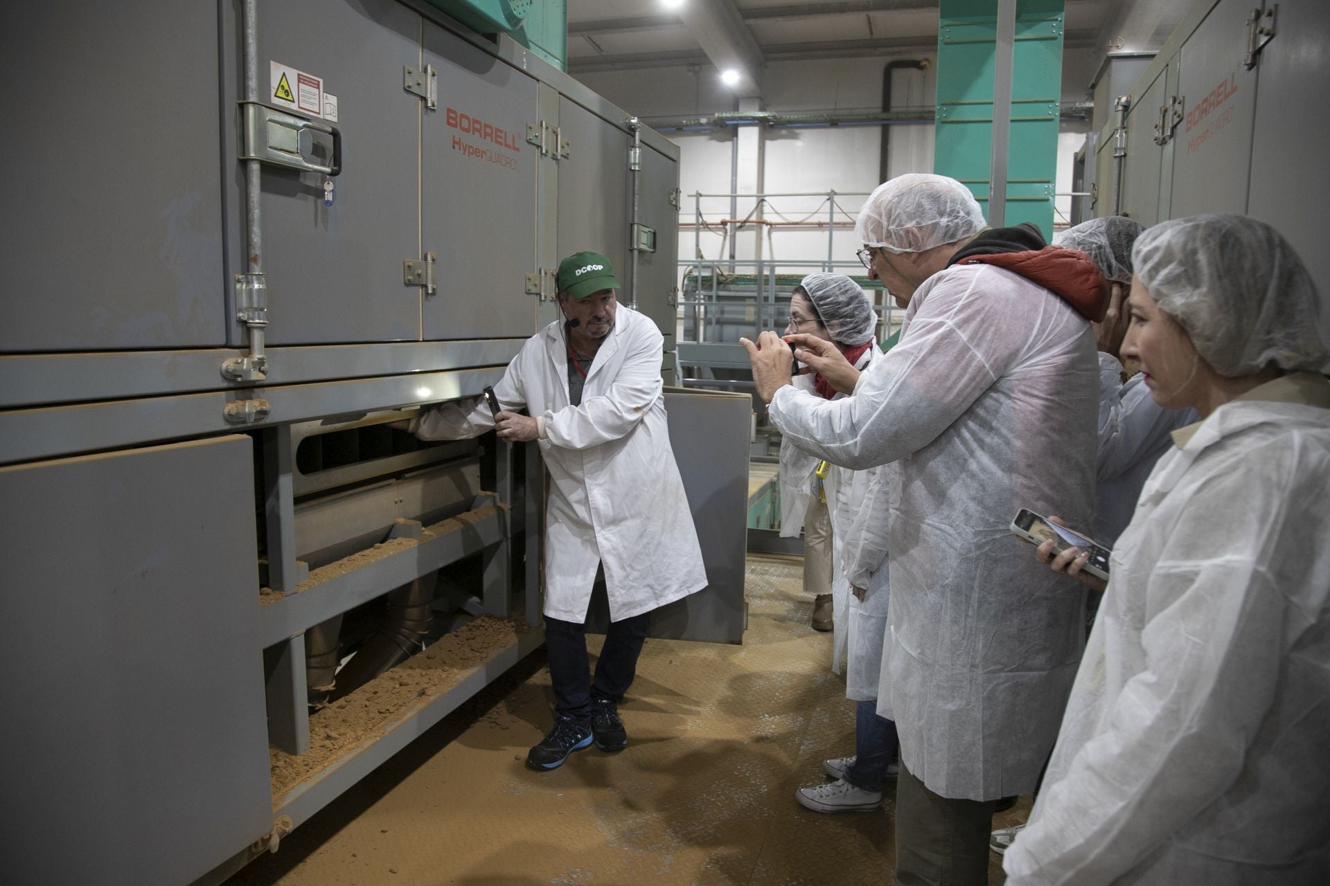 La imponente planta de almendras de Dcoop en Villarrubia, en imágenes