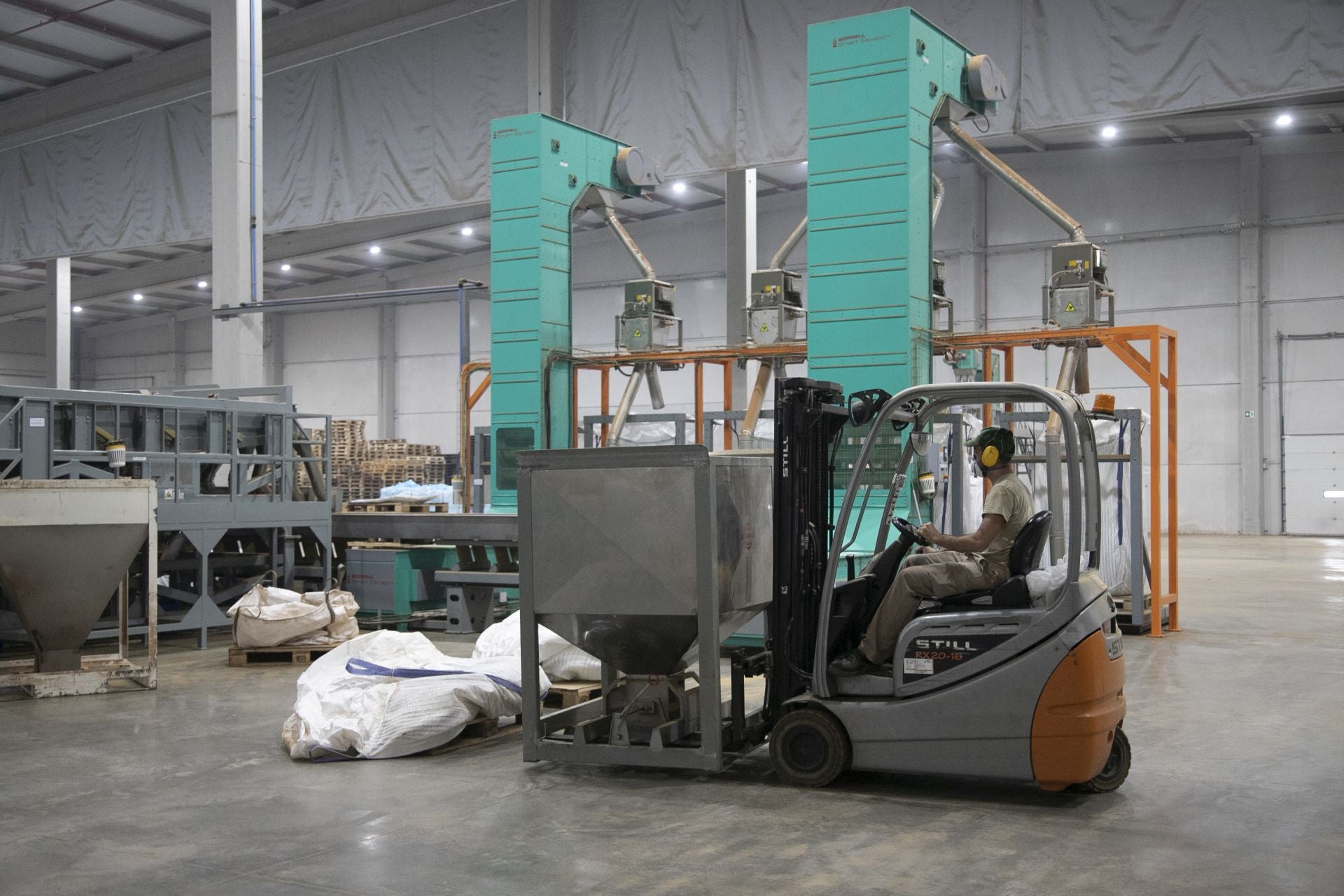 La imponente planta de almendras de Dcoop en Villarrubia, en imágenes