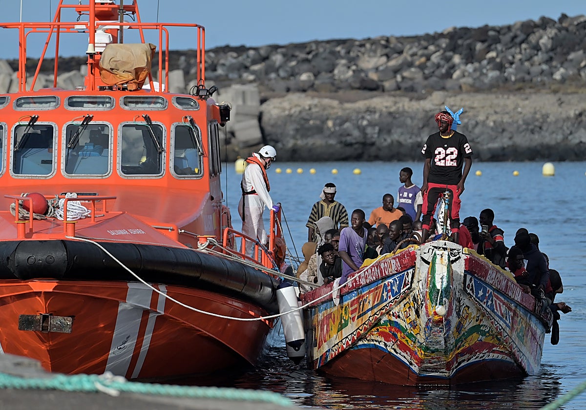 Un cayuco con 152 inmigrantes de origen subsahariano el pasado viernes en el puerto de La Restinga