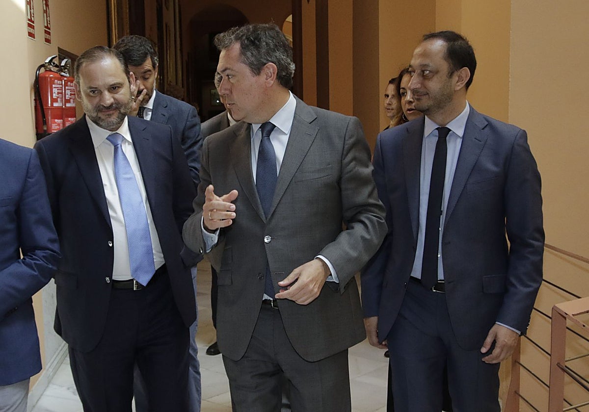 Ábalos, Espadas y Rodríguez Gómez de Celis en el Ayuntamiento de Sevilla en 2018