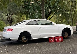 Robos insólitos en Córdoba: otro coche de lujo vuelve a aparecer sin ruedas y con cajas de bebidas en sólo 24 horas