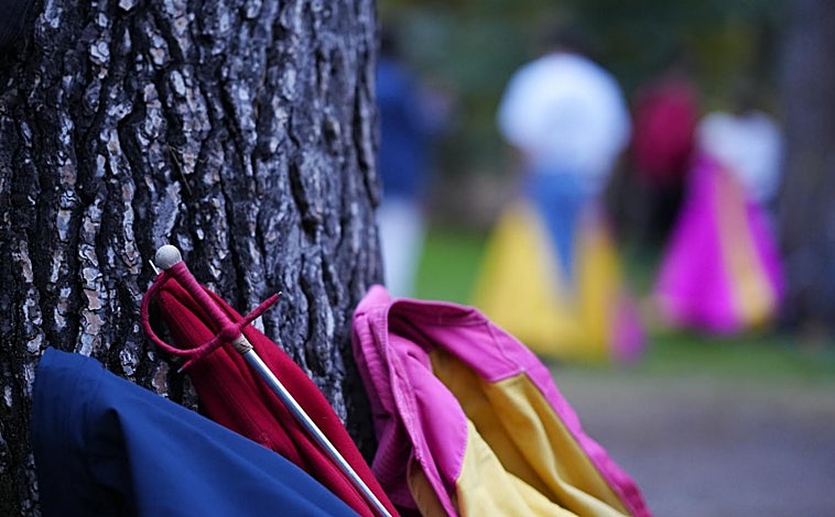 Imagen principal - Los alumnos ensayan las diferentes suertes en la parcela del Retiro