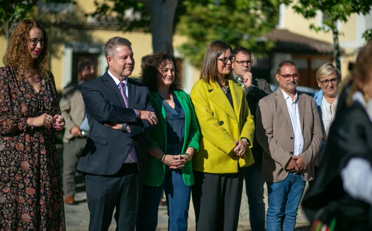 Imagen principal - IIIIImágenes del acto institucional que el Gobierno de Castilla-La Mancha ha celebrado este viernes en la localidad toledana de Alcaudete de la Jara (Toledo)