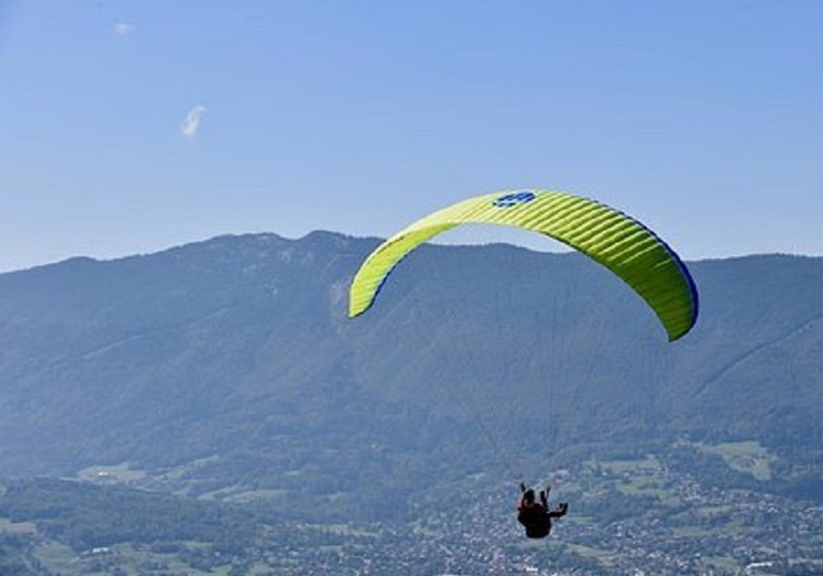 Una persona en parapente