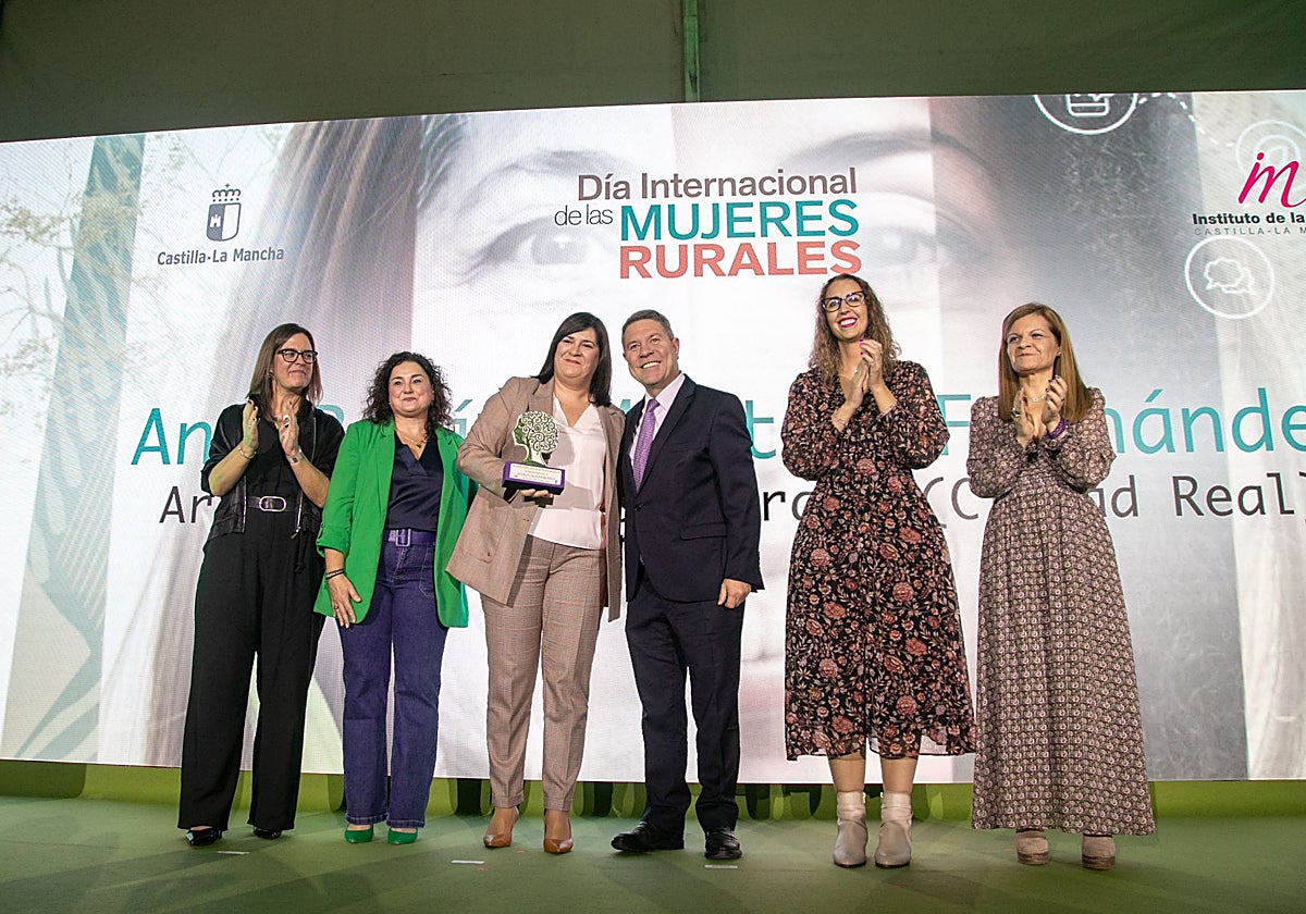 García-Page y Sara Simón, junto a algunas de las mujeres reconocidas en el Acto Institucional, celebrado en Alcaudete de la Jara