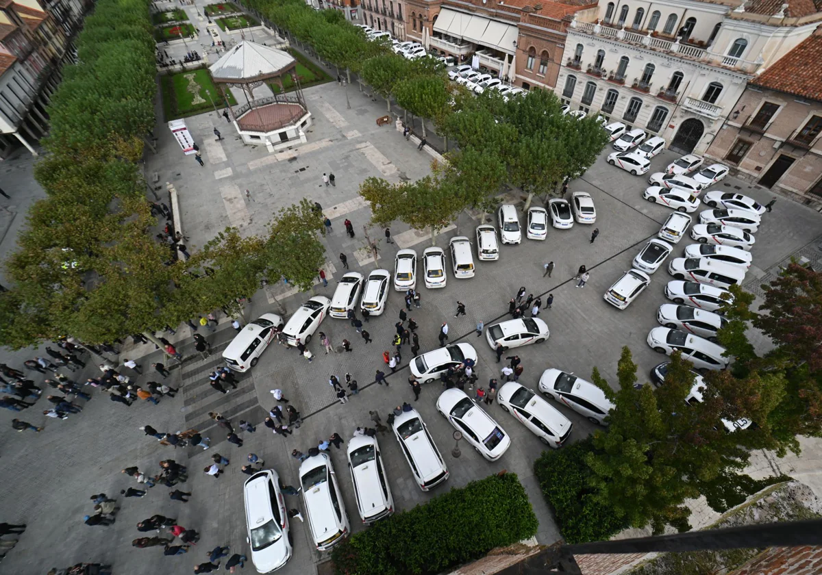 Los taxistas de Alcalá de Henares se concentran por el asesinato de su compañero