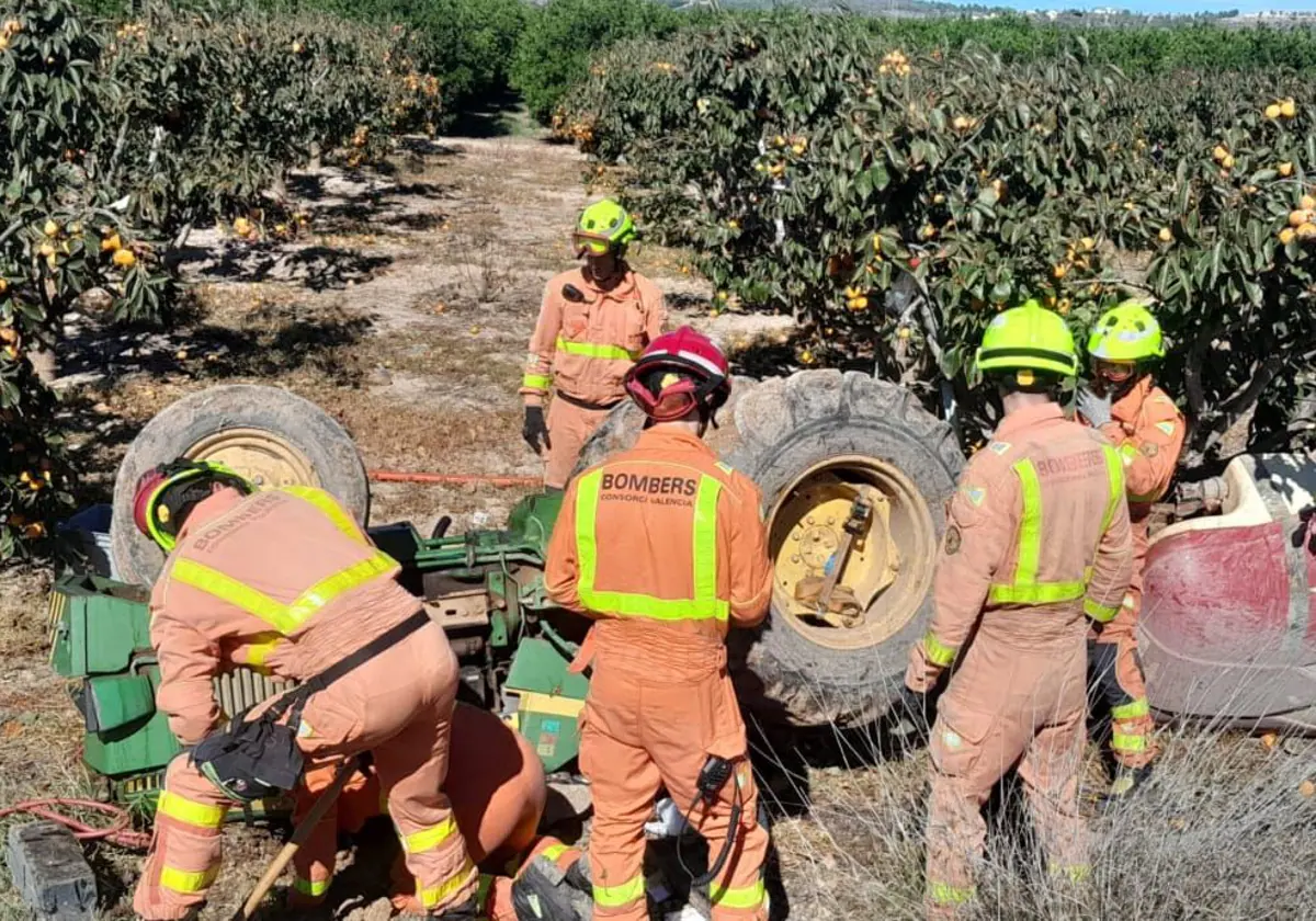 Imagen de los bomberos trabajando en el lugar del accidente