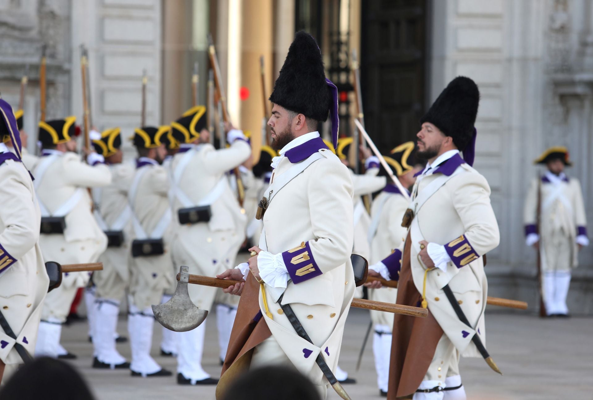 Relevo de guardia e izado solemne de bandera en el Alcázar de Toledo