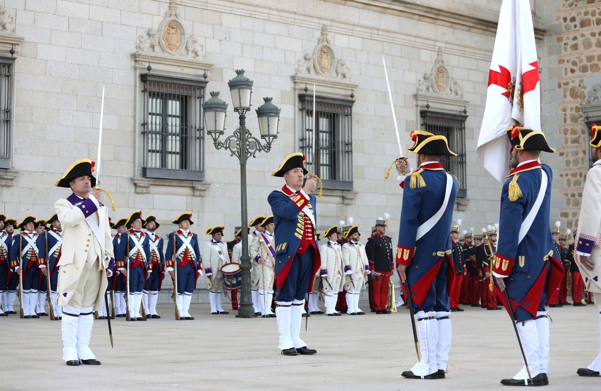 Relevo de guardia e izado solemne de bandera en el Alcázar de Toledo