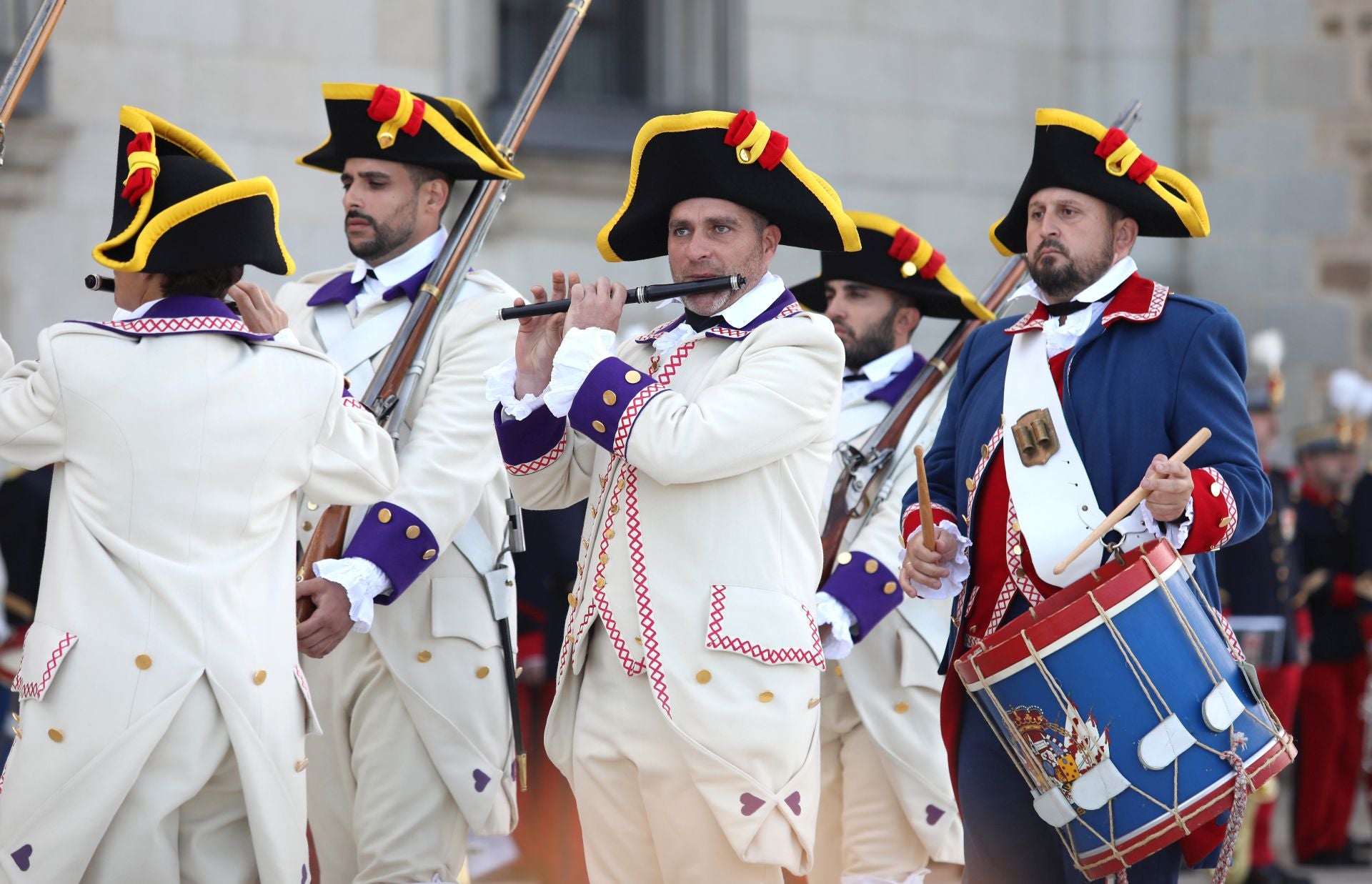 Relevo de guardia e izado solemne de bandera en el Alcázar de Toledo