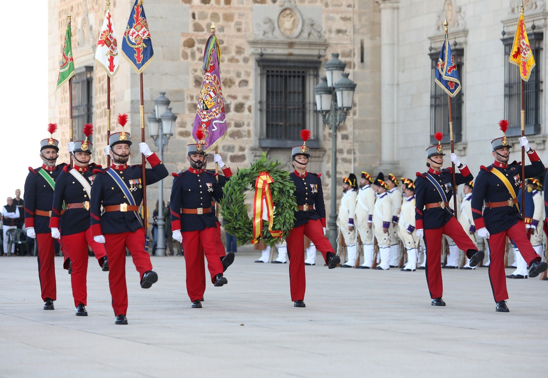 Relevo de guardia e izado solemne de bandera en el Alcázar de Toledo