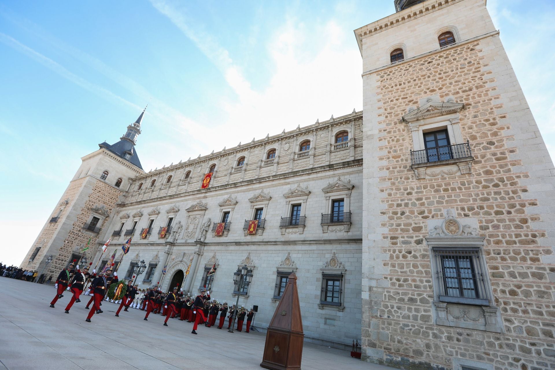 Relevo de guardia e izado solemne de bandera en el Alcázar de Toledo