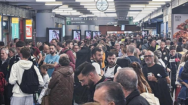 Viajeros en la estación de Atocha afectados por la incidencia