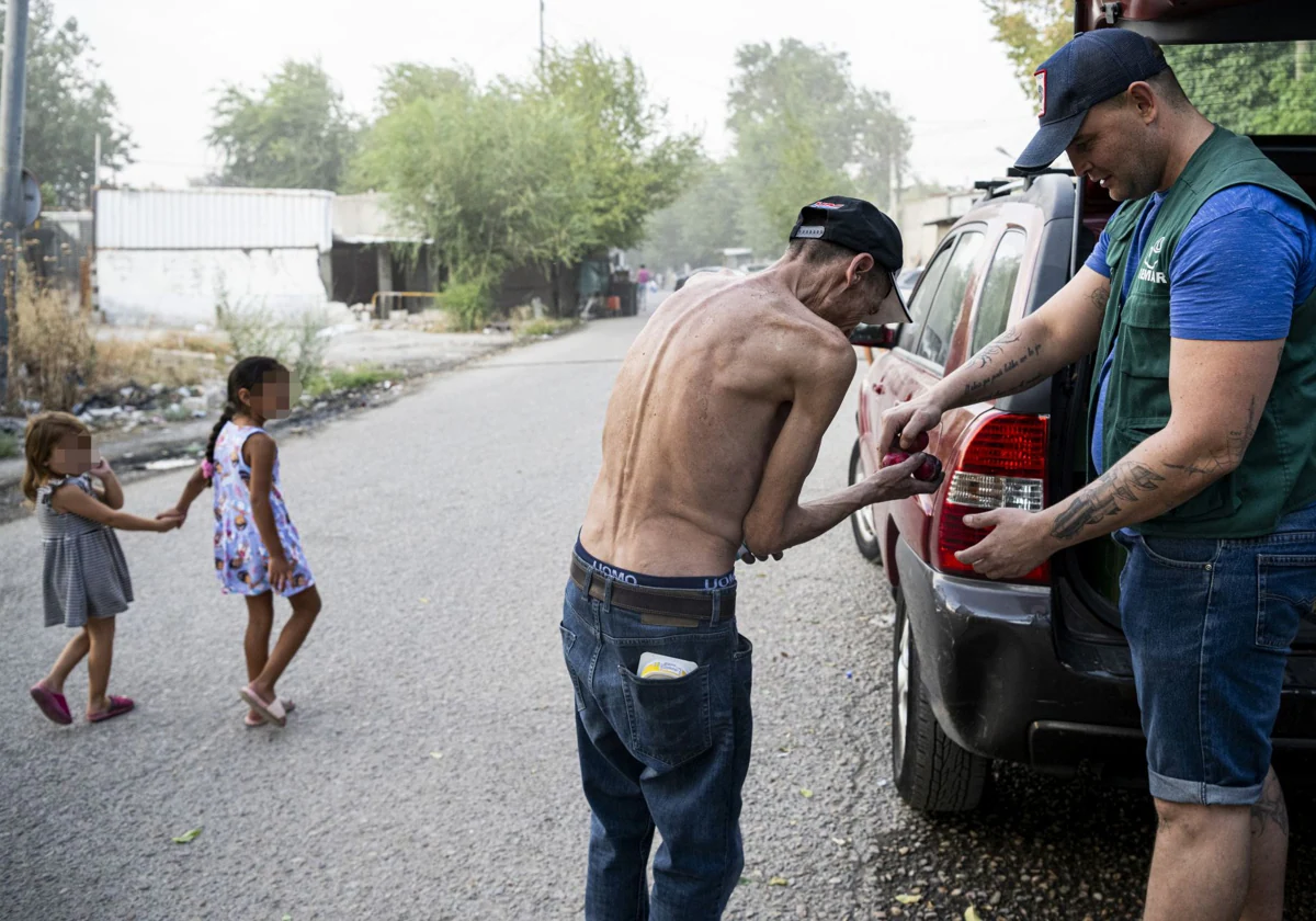 Un voluntario, exadicto, reparte alimento en la Cañada Real