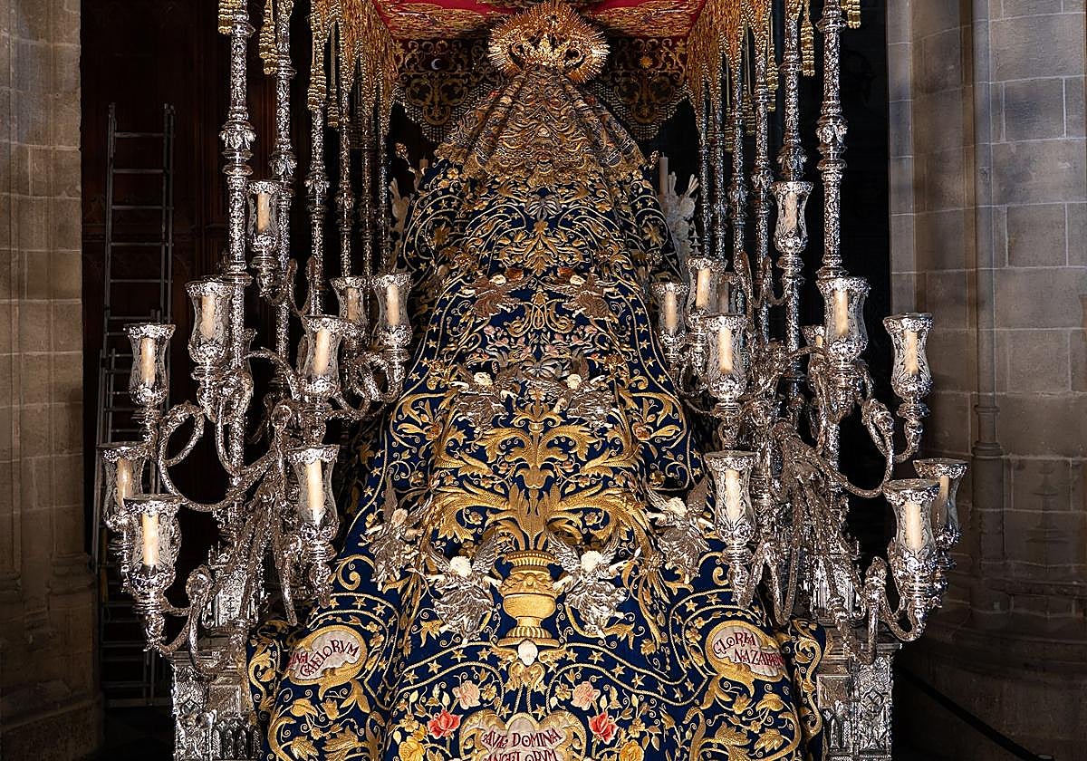 El manto cedido por la hermandad del Císter de Córdoba, sobre la Reina de los Ángeles de Jerez