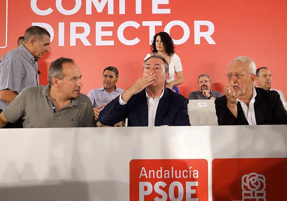 El líder del PSOE-A, Juan Espadas, flanqueado por Jacinto Viedma y Manuel Pezzi, en el Comité Director del pasado 18 de julio