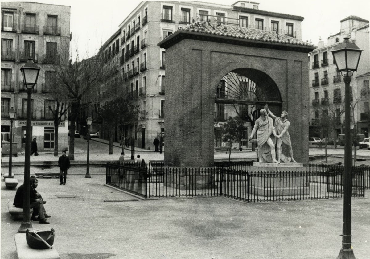 La Plaza del Dos de Mayo, con el monumento de Daoíz y Velarde, en 1985