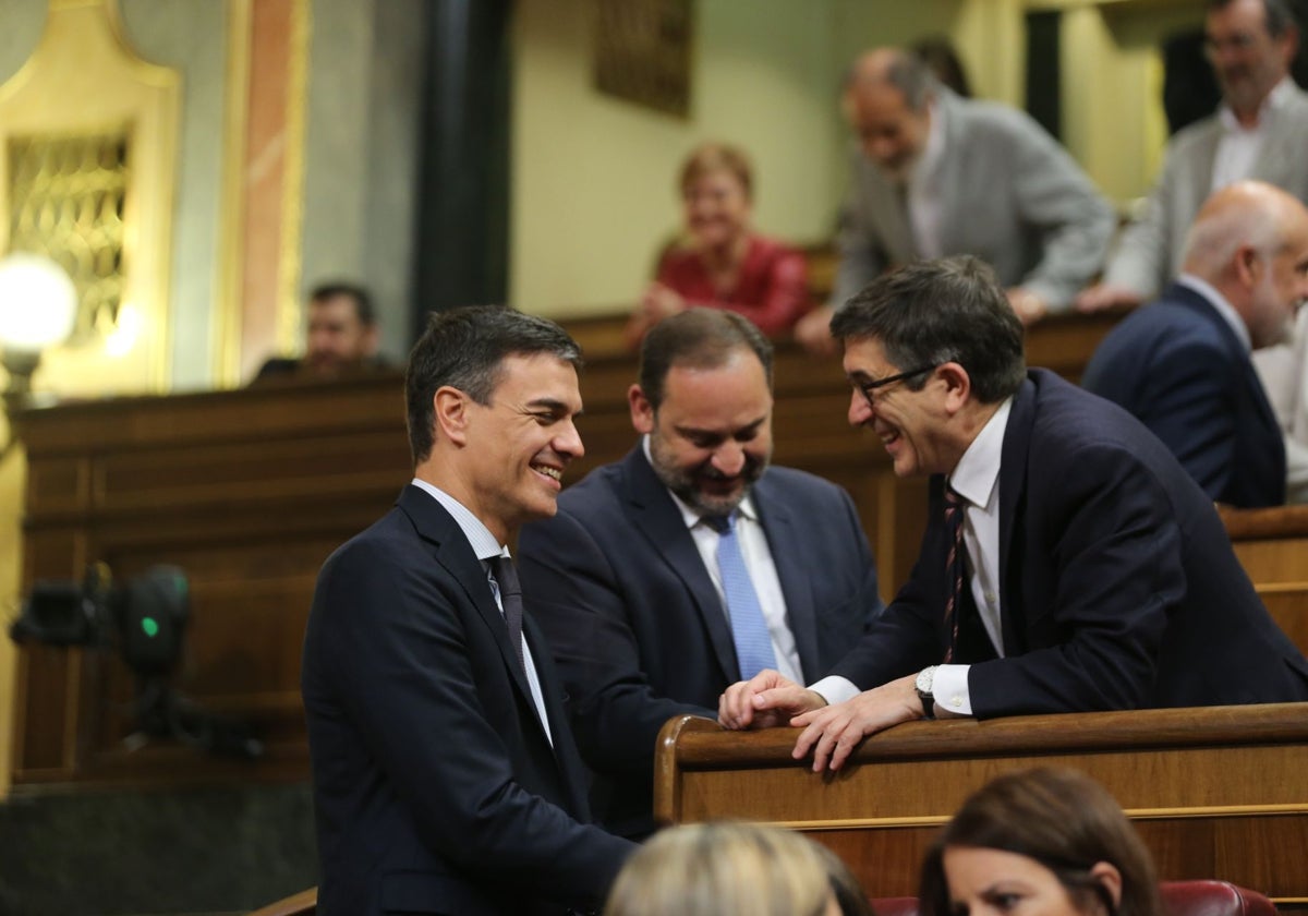 José Luis Ábalos, entre Pedro Sánchez y Patxi López, en una conversación distendida en 2018