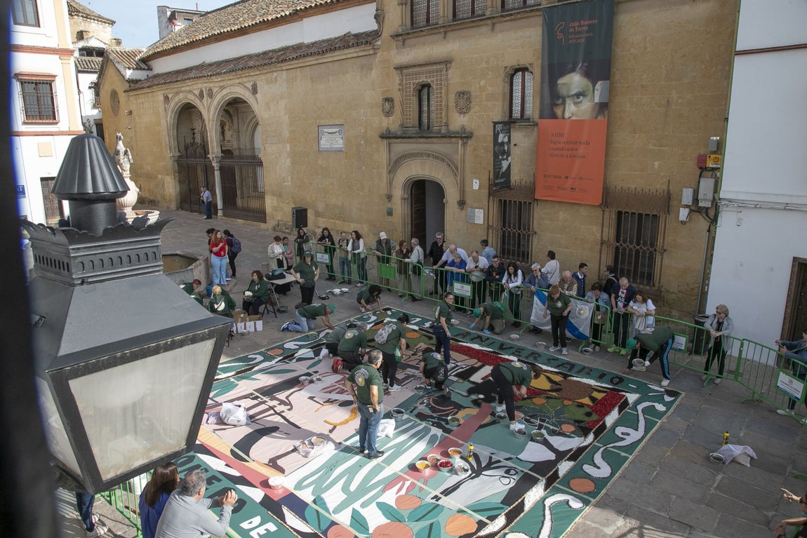 La majestuosa alfombra de flores dedicada a Julio Romero de Torres en Flora, en imágenes