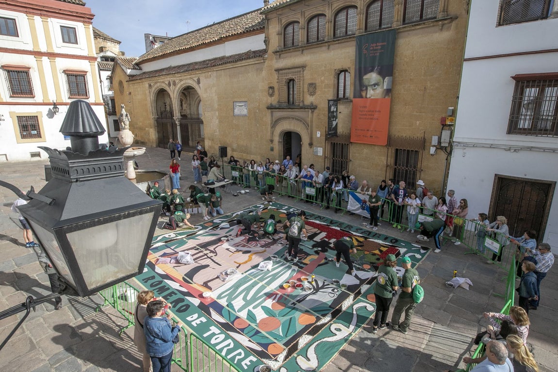 La majestuosa alfombra de flores dedicada a Julio Romero de Torres en Flora, en imágenes