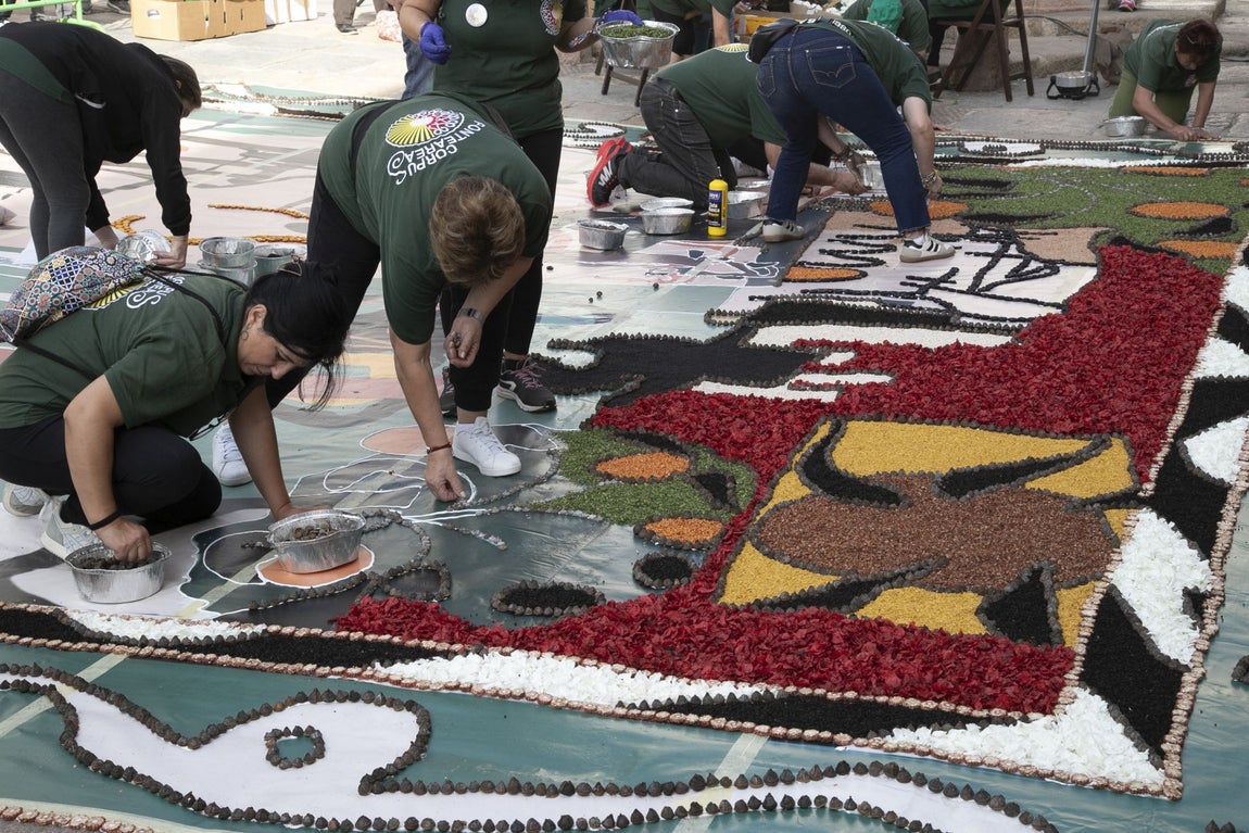 La majestuosa alfombra de flores dedicada a Julio Romero de Torres en Flora, en imágenes