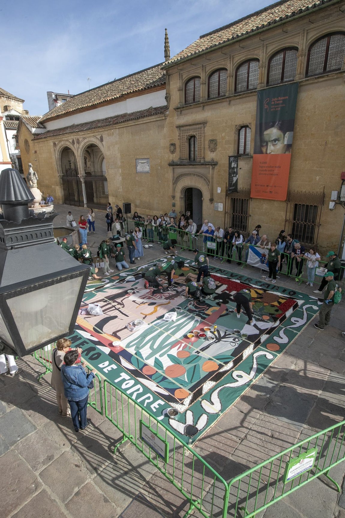 La majestuosa alfombra de flores dedicada a Julio Romero de Torres en Flora, en imágenes