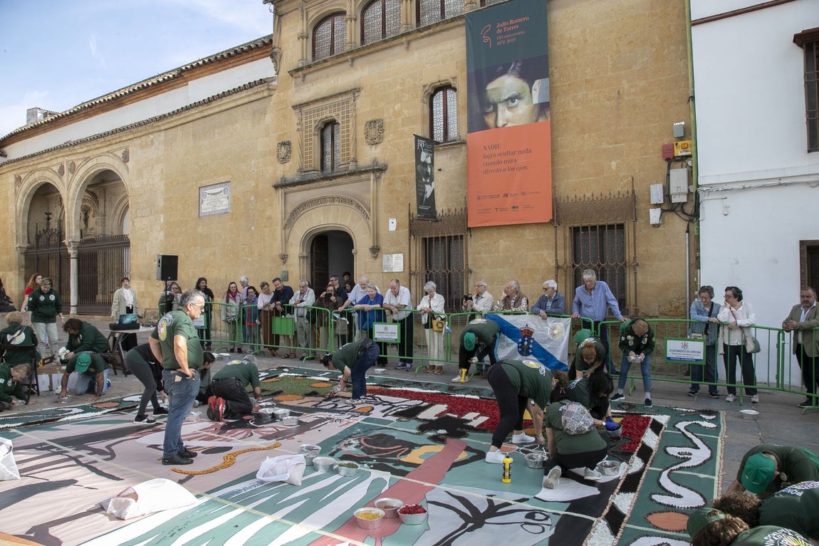 La majestuosa alfombra de flores dedicada a Julio Romero de Torres en Flora, en imágenes