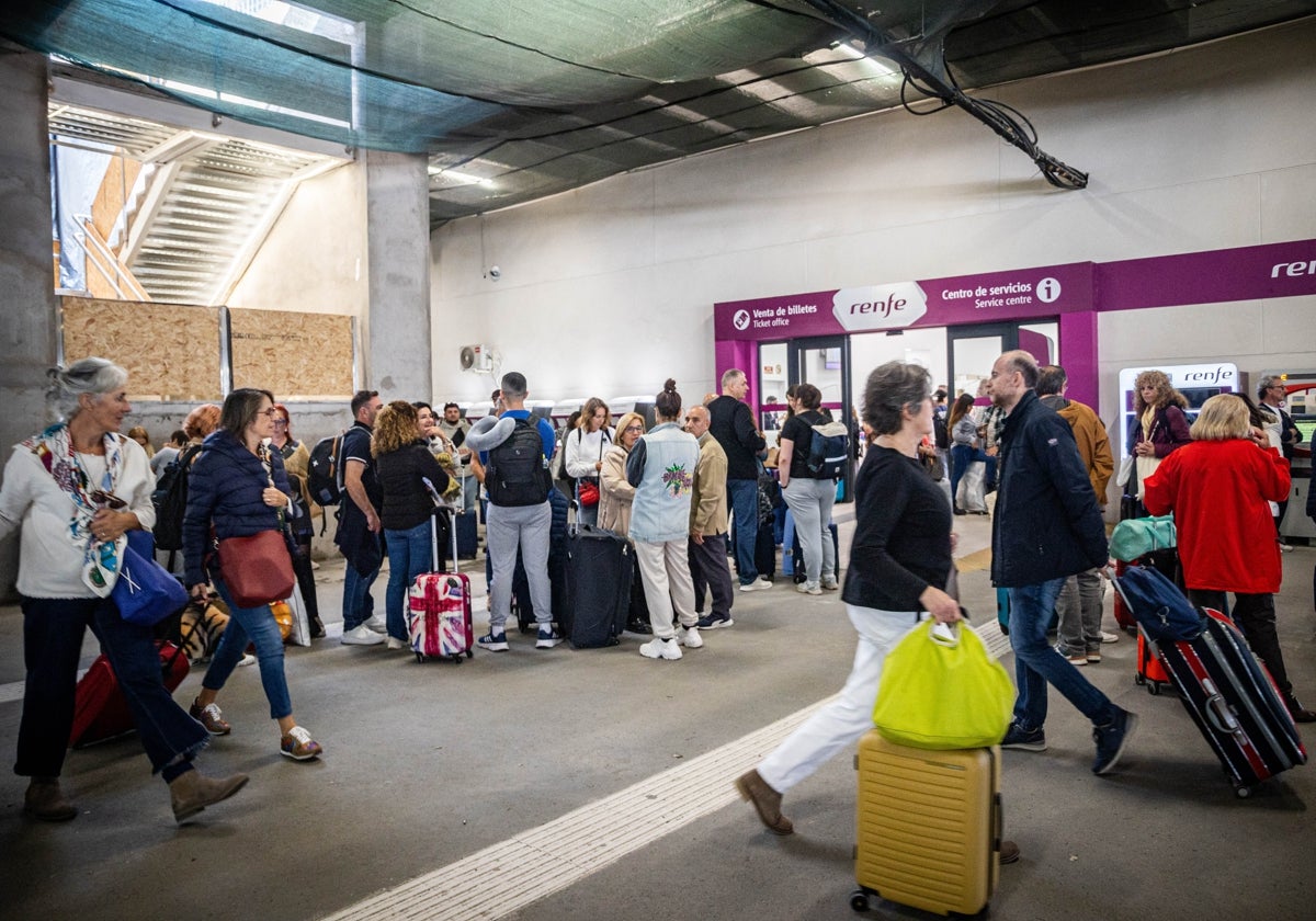 Un grupo de afectados esperaba un viaje alternativo por carretera en Chamartín