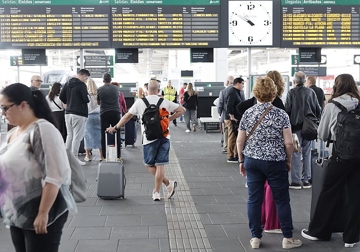 Imagen de la estación Joaquín Sorolla de Valencia, este domingo, tras la cancelación de algunos trenes