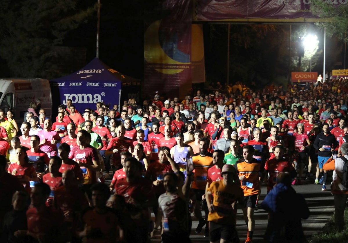 Los participantes en la Carrera Nocturna de Toledo, por una de las calles del recorrido