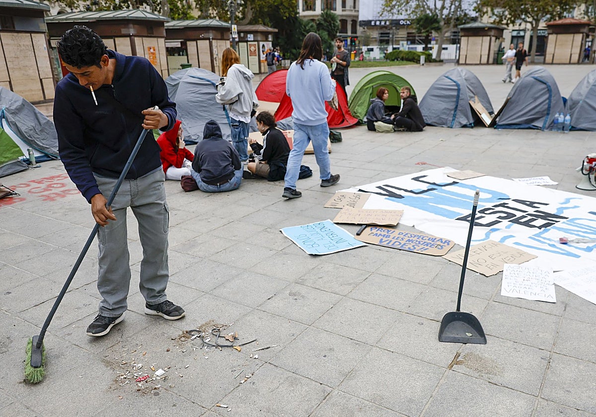 Imagen tomada este domingo de la acampada instalada en la Plaza del Ayuntamiento de Valencia