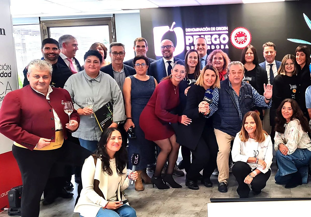 Foto de familia de los chefs que han participado en el recetario con aceites de Priego de Córdoba