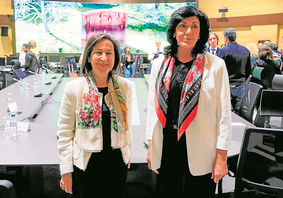 La directora del CNI, Esperanza Casteleiro, junto a Margarita Robles