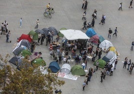 La acampada por la vivienda en Valencia se mantiene una noche más: «Si no tenemos casa ocuparemos la plaza»