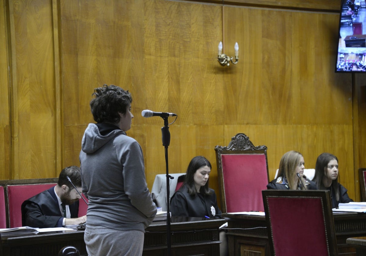 La acusada interviene durante un juicio por el crimen de Cortegada, en la Audiencia Provincial de Orense