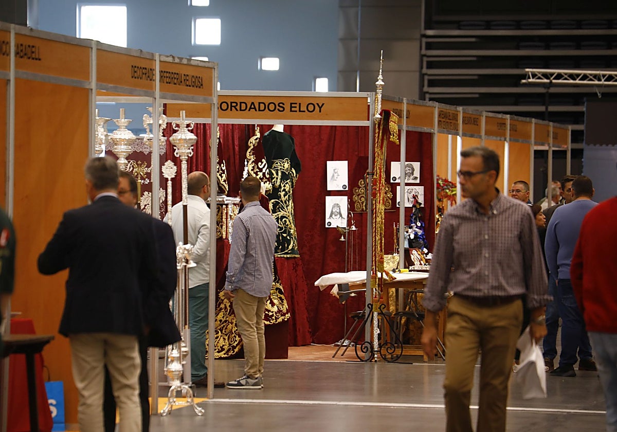 Visitantes observan los expositores del Salón del Emprendimiento Cofrade, el fin de semana en el Centro de Exposiciones