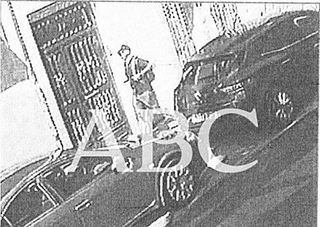 Imagen secundaria 1 - El CNI instaló cámaras ocultas en el despacho de su jefe de Contrainteligencia rusa y vio que tomaba notas del ordenador y se las llevaba. Los agentes lo seguían en salidas «sospechosas» los sábados por la mañana. En una llevaba un canuto de hojas enrolladas. 