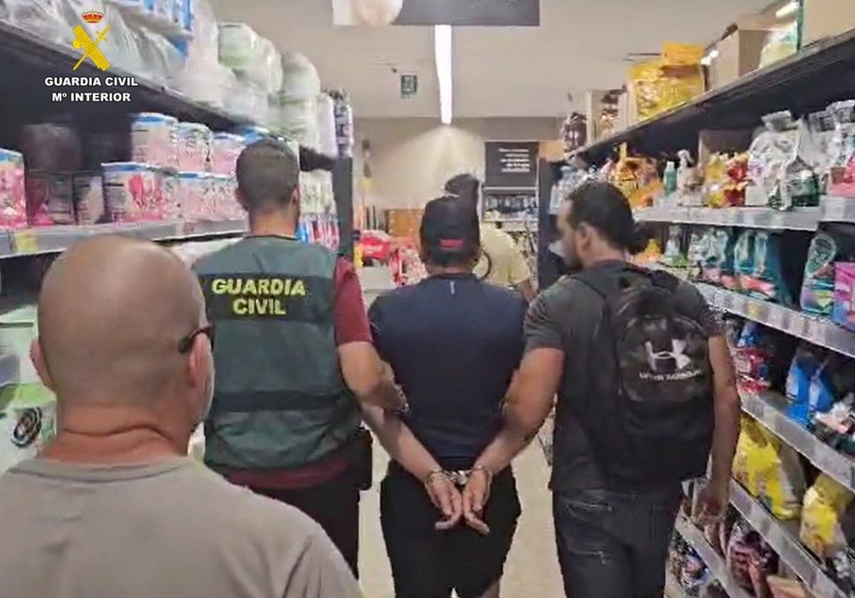 Imagen de la detención del fugitivo en un supermercado de Torrevieja (Alicante)