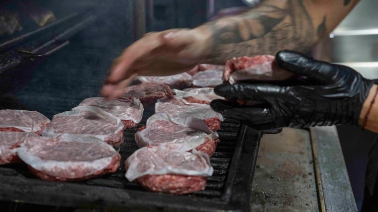 Elaboración de hamburguesas en el campeonato que se celebra en Almería