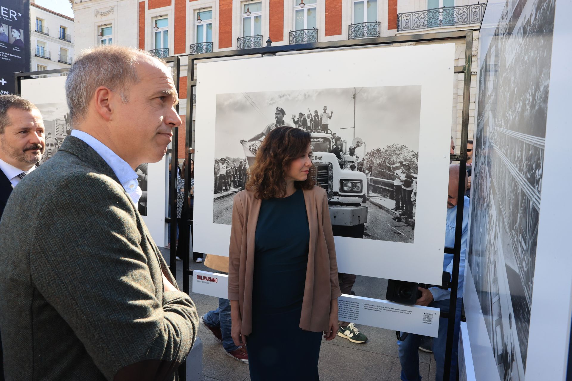 La presidenta madrileña, Isabel Díaz Ayuso, y el consejero de Cultura, Mariano de Paco, acompañan a Álvaro Ybarra durante su recorrido por la exposición 'Bolivariano'