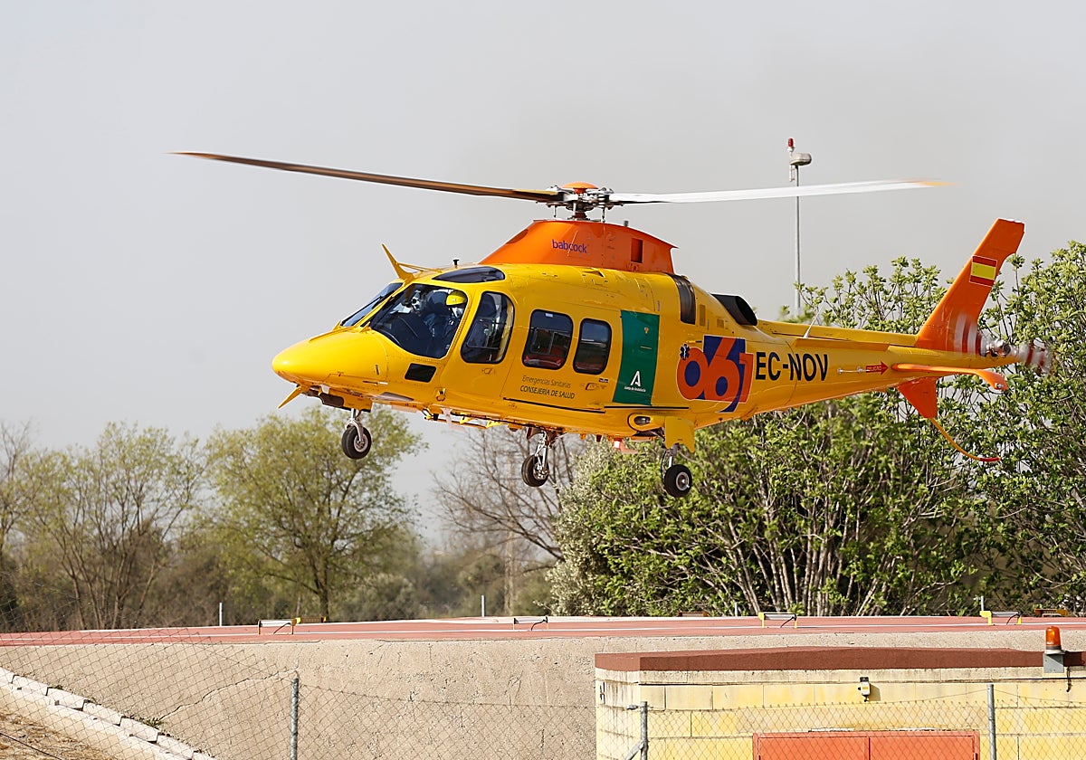Un helicóptero del 061 elevándose tfas una intervención en un siniestro
