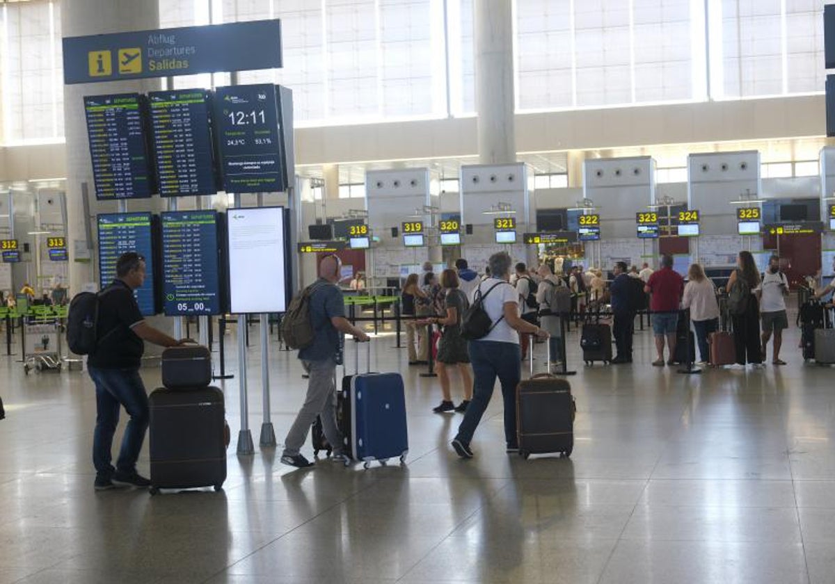 Turistas en el aeropuerto de Málaga