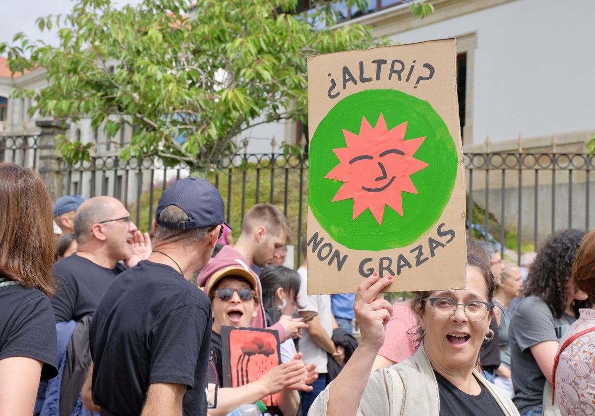 Manifestación contra el proyecto para la fábrica de Altri celebrada en junio en Santiago de Compostela