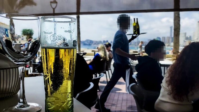 «No pueden hacer esto»: falta dinero de la caja de un bar y se lo descuentan de la nómina a los camareros