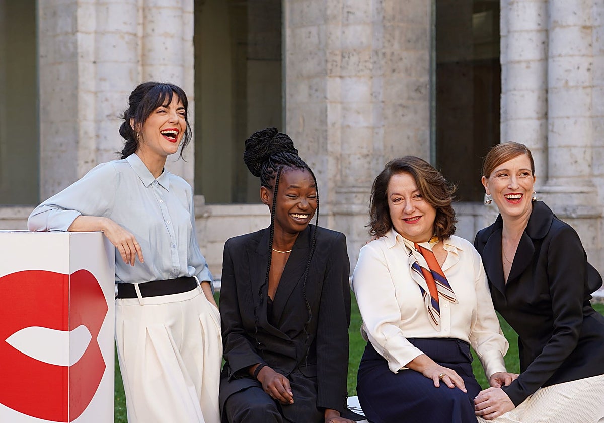 La directora Elena Manrique (2D) junto a las actrices protagonistas de la película de la Sección Oficial 'Fin de fiesta', Beatriz Arjona, Edith Martínez y Sonia Barba.