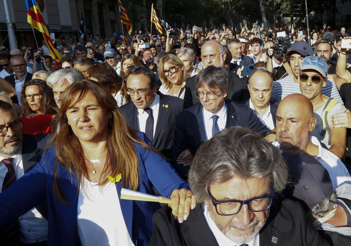 Carles Puigdemont, en Barcelona el 8 de agosto, rodeado de Josep Rull, Jordi Turull, Laura Borràs y Toni Castellà, entre otros seguidores